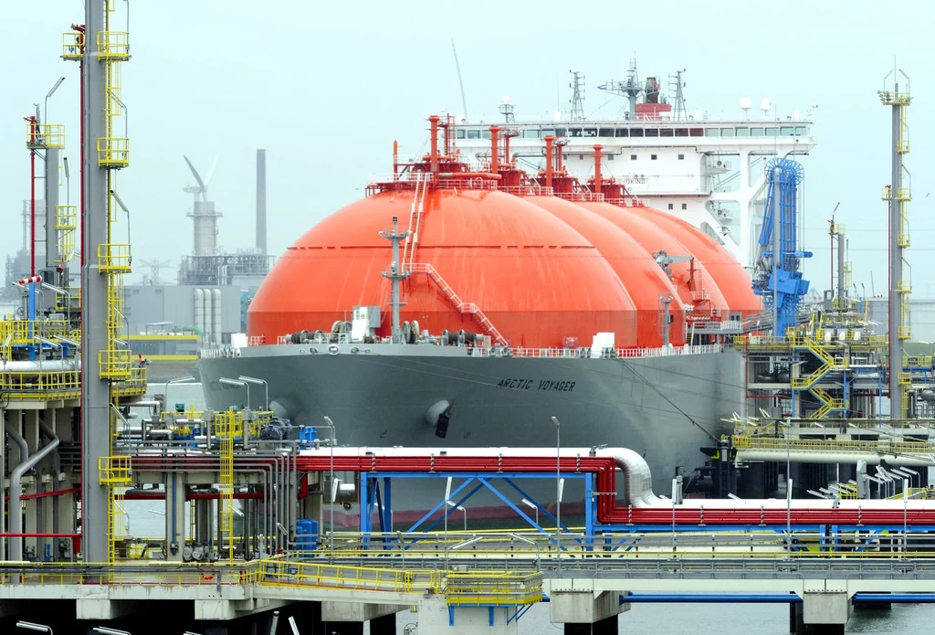 Gazowiec Arctic Voyager w terminalu gazowym w Rotterdamie