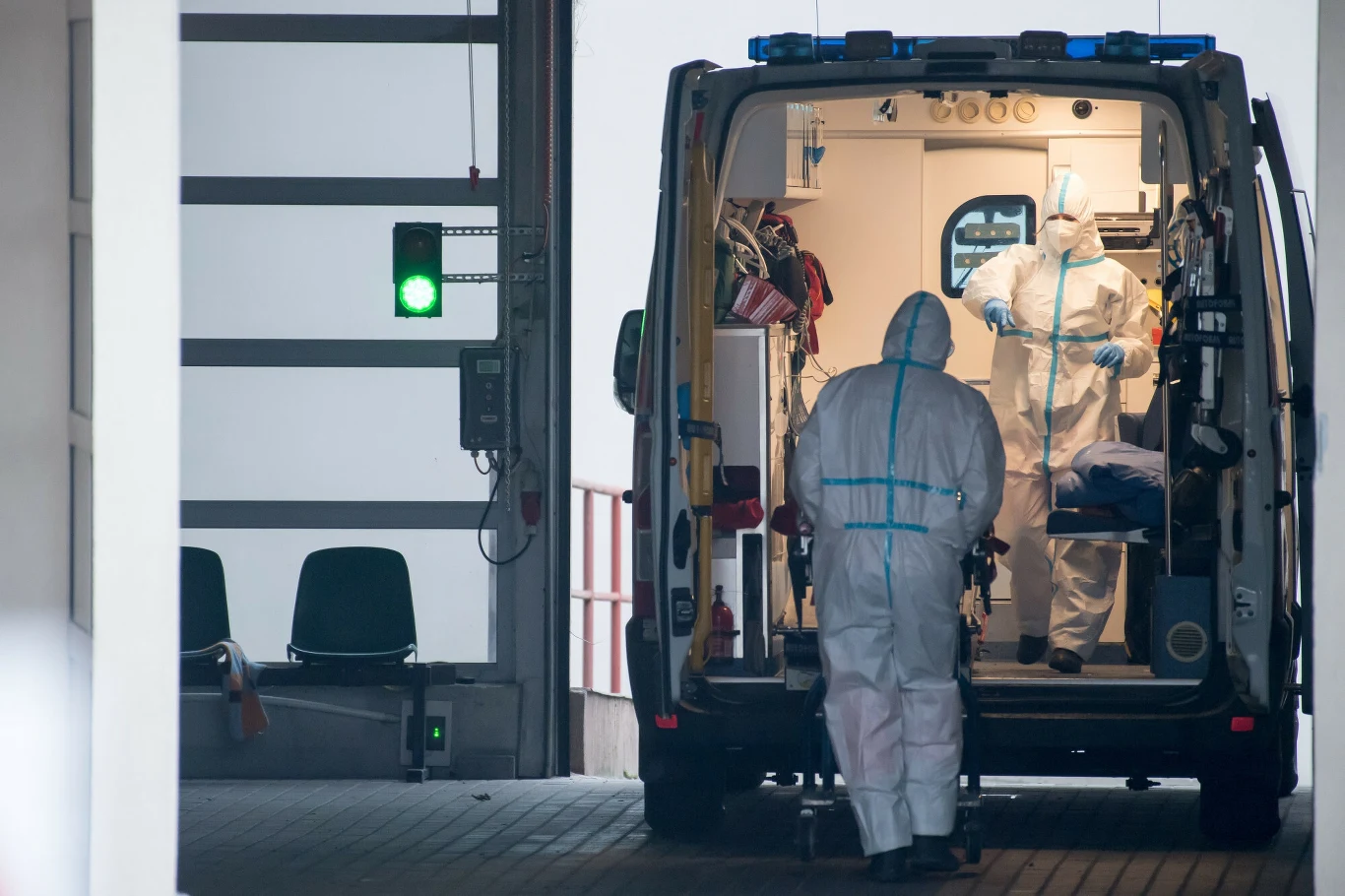 Pracownicy medyczni w strojach ochronnych; Zdj. ilustracyjne Pracownicy medyczni w strojach ochronnych; Zdj. ilustracyjne