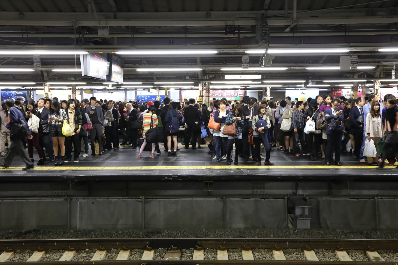 Stacja Shinjuku jest najbardziej zatłoczonym dworcem kolejowym na świecie Stacja Shinjuku jest najbardziej zatłoczonym dworcem kolejowym na świecie