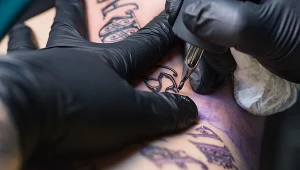 Klient zażyczył sobie tatuaż psa inspirowany... pokémonami