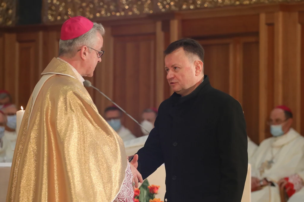 Mariusz Błaszczak i nowy biskup polowy Wojska Polskiego Wiesław Lechowicz