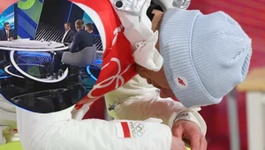 Kamil Stoch popłakał się przed kamerami. Adam Małysz skomentował emocjonalny, poruszający wywiad ze skoczkiem