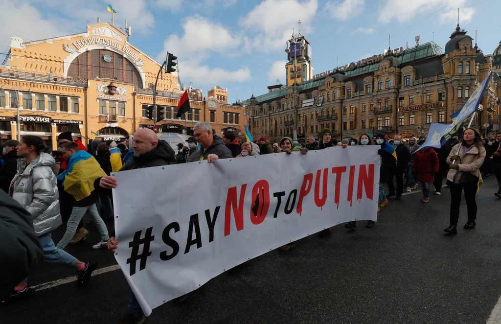 Demonstranci nieśli transparenty z napisami "Ukraina będzie stawiać opór", "Donieck jest częścią Ukrainy" oraz "Powiedzmy NIE Putinowi". W trakcie wydarzenia nie odnotowano żadnych incydentów. Demonstranci nieśli transparenty z napisami "Ukraina będzie stawiać opór", "Donieck jest częścią Ukrainy" oraz "Powiedzmy NIE Putinowi". W trakcie wydarzenia nie odnotowano żadnych incydentów.