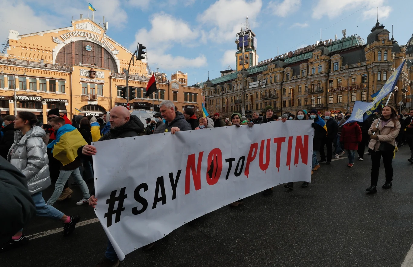 Demonstranci nieśli transparenty z napisami "Ukraina będzie stawiać opór", "Donieck jest częścią Ukrainy" oraz "Powiedzmy NIE Putinowi". W trakcie wydarzenia nie odnotowano żadnych incydentów.