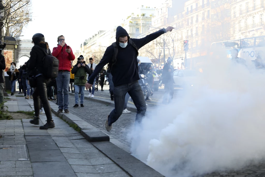 Protest przeciwników restrykcji w Paryżu Protest przeciwników restrykcji w Paryżu