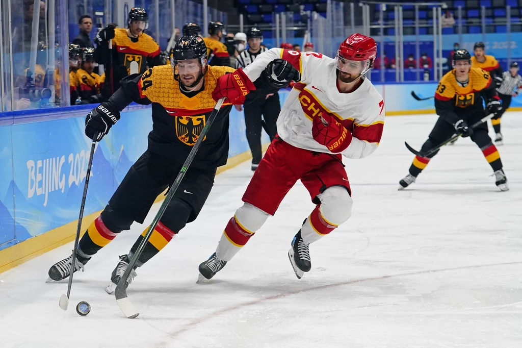 Jake Chelios w meczu Chiny - Niemcy Jake Chelios w meczu Chiny - Niemcy