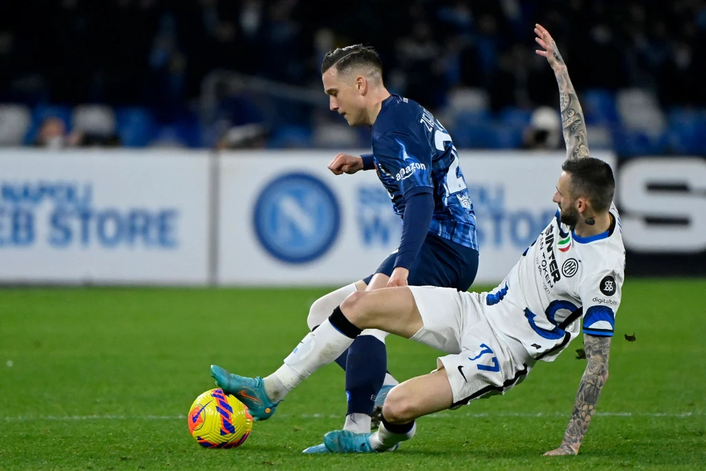 Napoli - Inter Mediolan. Piotr Zieliński atakowany przez Marcelo Brozovicia Napoli - Inter Mediolan. Piotr Zieliński atakowany przez Marcelo Brozovicia