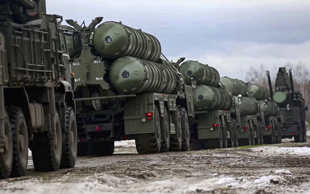 Załogi bojowe rosyjskiego systemu obrony przeciwlotniczej S-400 uczestniczące we wspólnych ćwiczeniach operacyjnych sił zbrojnych Białorusi i Rosji Załogi bojowe rosyjskiego systemu obrony przeciwlotniczej S-400 uczestniczące we wspólnych ćwiczeniach operacyjnych sił zbrojnych Białorusi i Rosji