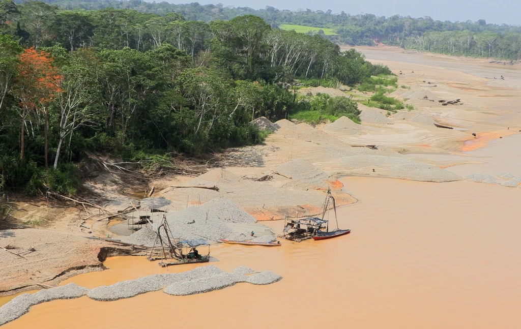 Nielegalne wydobycie złota na skraju peruwiańskiej Amazonii.