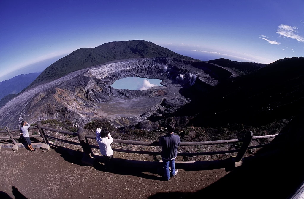 Jezioro wulkaniczne Poas obserwowane przez turystów.