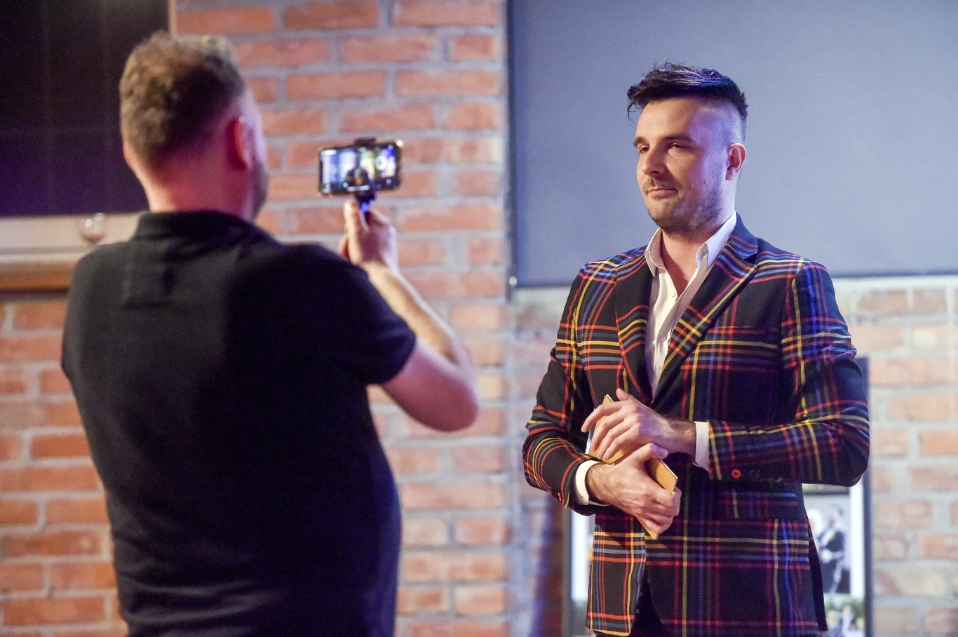 Piotr Balicki to znany telewizyjny prezenter, konferansjer i tzw. "warm uper" Piotr Balicki to znany telewizyjny prezenter, konferansjer i tzw. "warm uper"