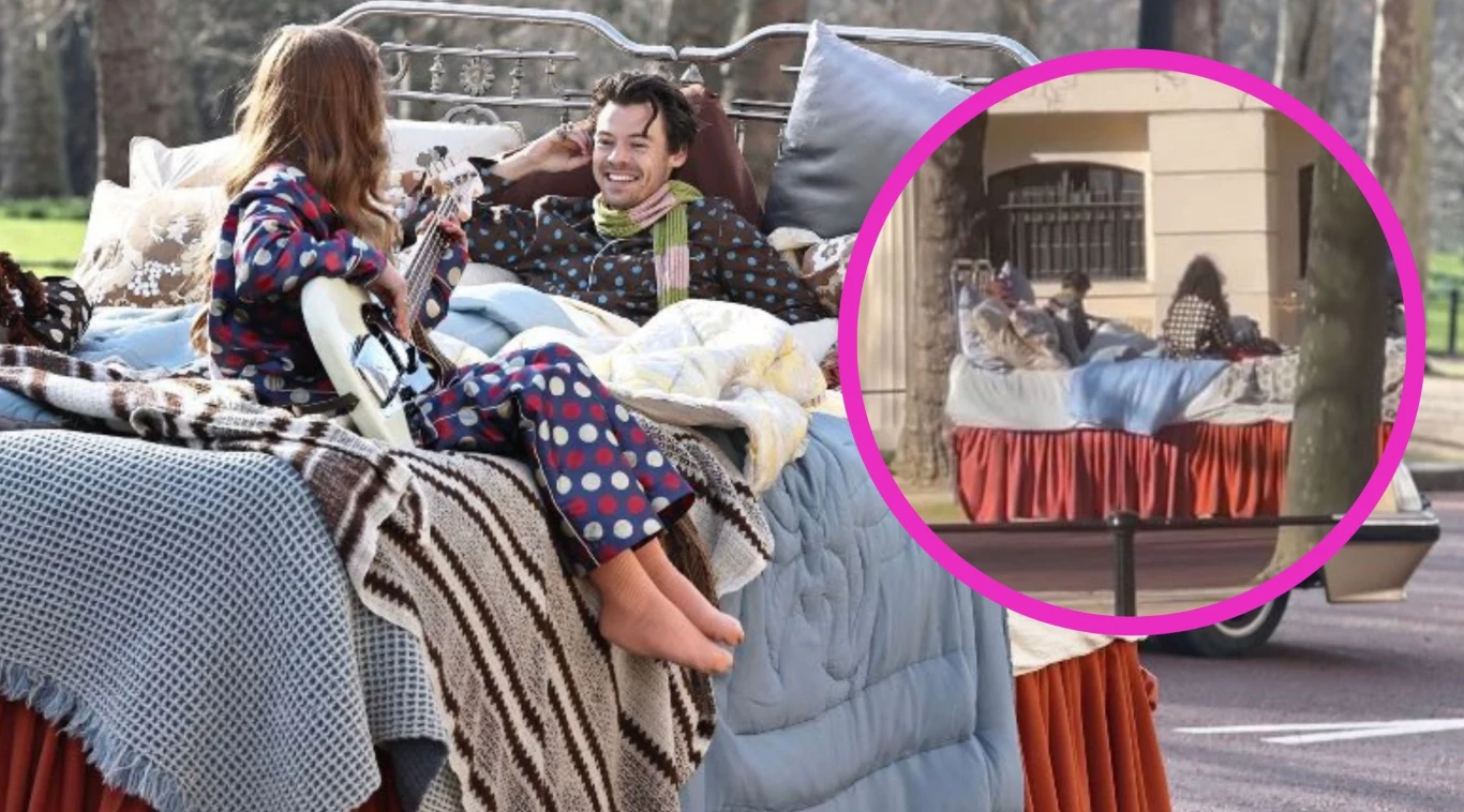 Harry Styles wylegiwał się na wielkim łożu tuż przed Pałacem Buckingham Harry Styles wylegiwał się na wielkim łożu tuż przed Pałacem Buckingham