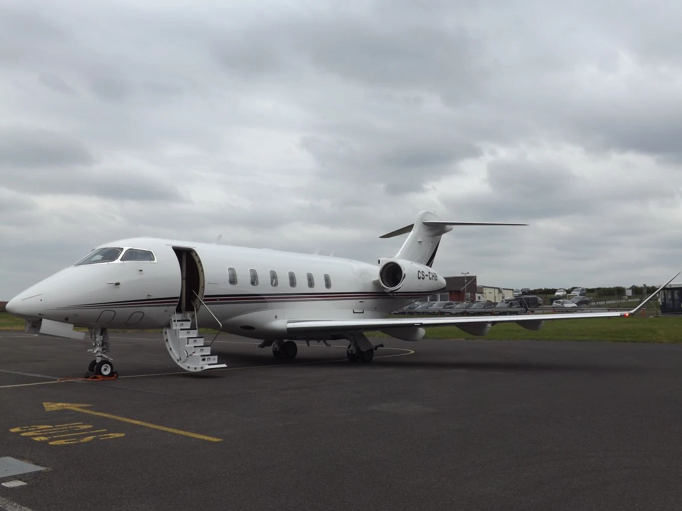 Prywatny samolot czekający na lotnisku Prywatny samolot czekający na lotnisku