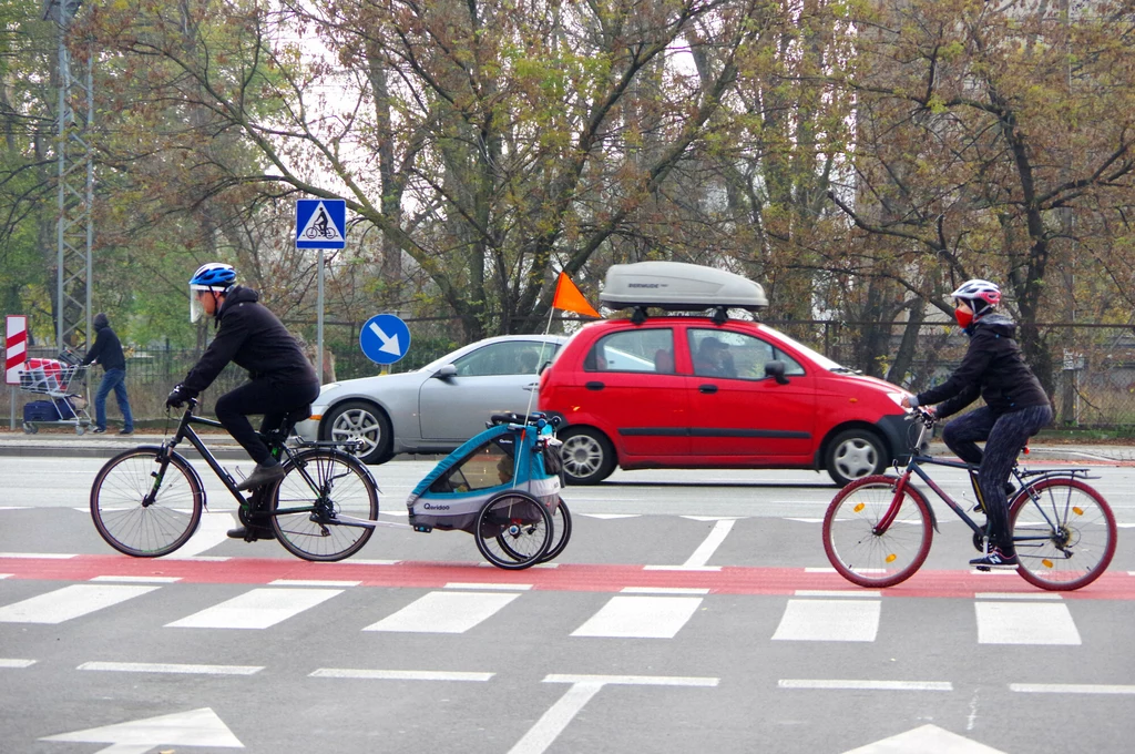 Wożenie dziecka w rowerowej przyczepce okazuje się fatalnym pomysłem