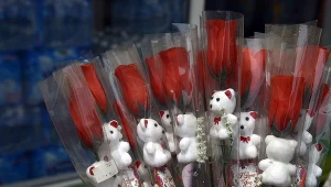 Polacy nie oszczędzają na Walentynkach, ale stawiają na klasykę