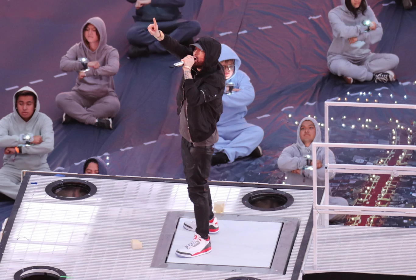 Muzycy występują za darmo, jednak wszystko rekompensuje im możliwość występu przed taką publicznością, a co za tym idzie - wzrost popularności i sprzedaży płyt.