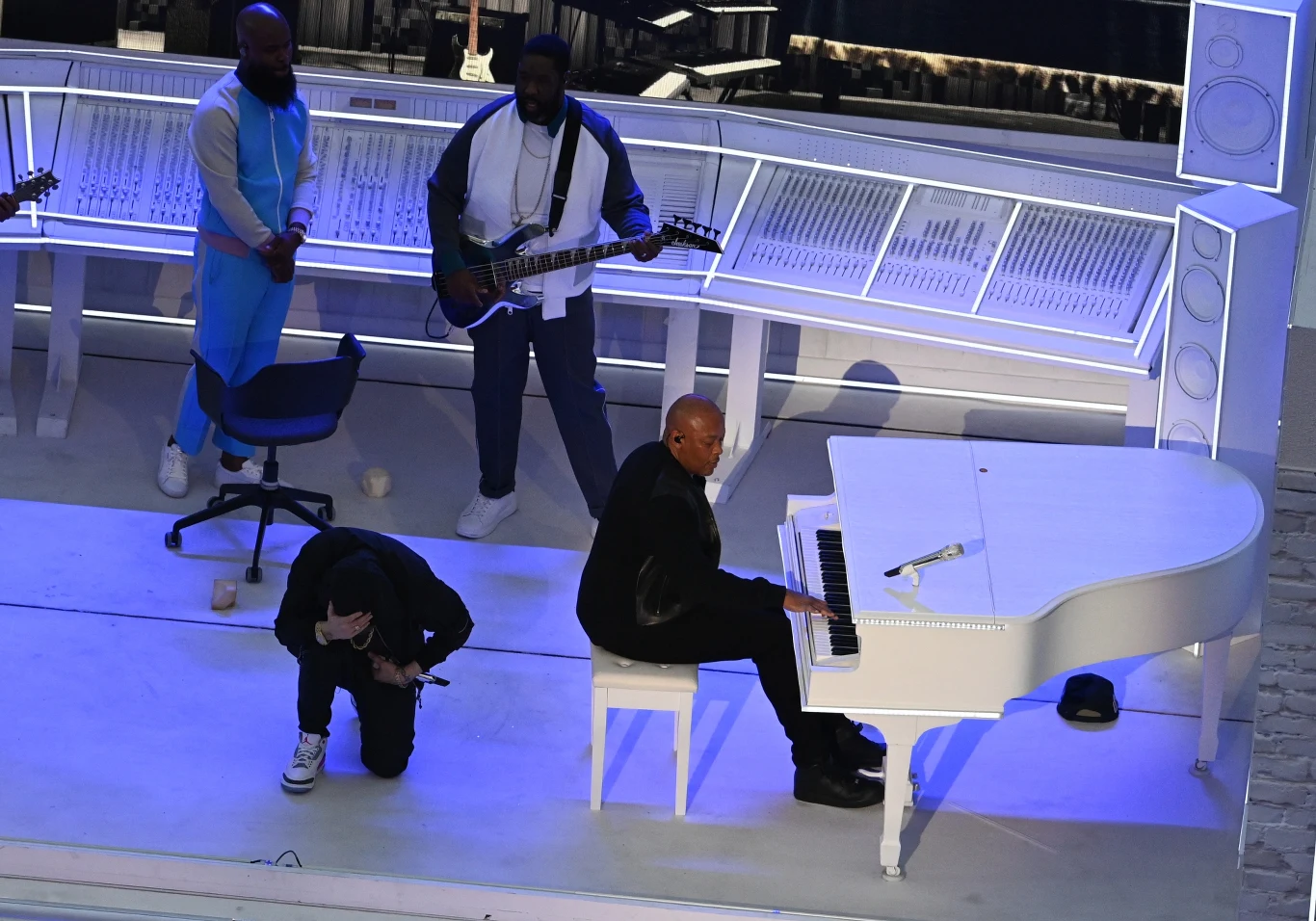 Uwadze widzów nie umknął gest Eminema, który klęknął na scenie w ramach wsparcia Colina Kaepenicka. Kaepenick kilka lat temu wykonał ten sam gest, by pokazać sprzeciw wobec brutalności amerykańskiej policji i dyskryminacji ze względu na rasę. Według doniesień mediów NFL zakazało raperowi jakichkolwiek manifestów w trakcie występu.