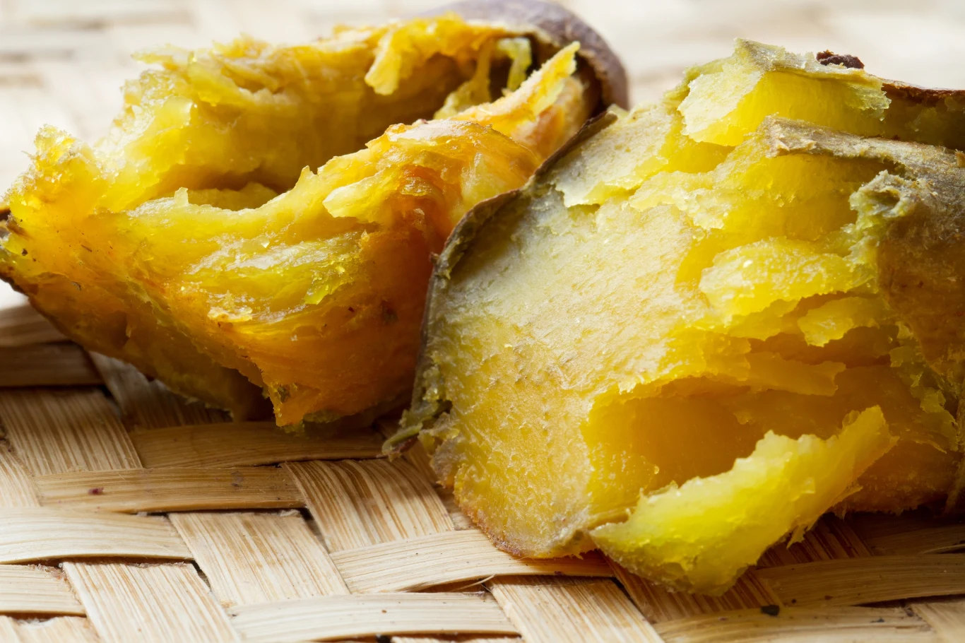 Dieta bogatoresztkowa także sprawdzi się u chorych na IBS. W tej diecie zwiększa się ilość błonnika pokarmowego. Jego dobrym źródłem są m.in. ziemniaki Dieta bogatoresztkowa także sprawdzi się u chorych na IBS. W tej diecie zwiększa się ilość błonnika pokarmowego. Jego dobrym źródłem są m.in. ziemniaki