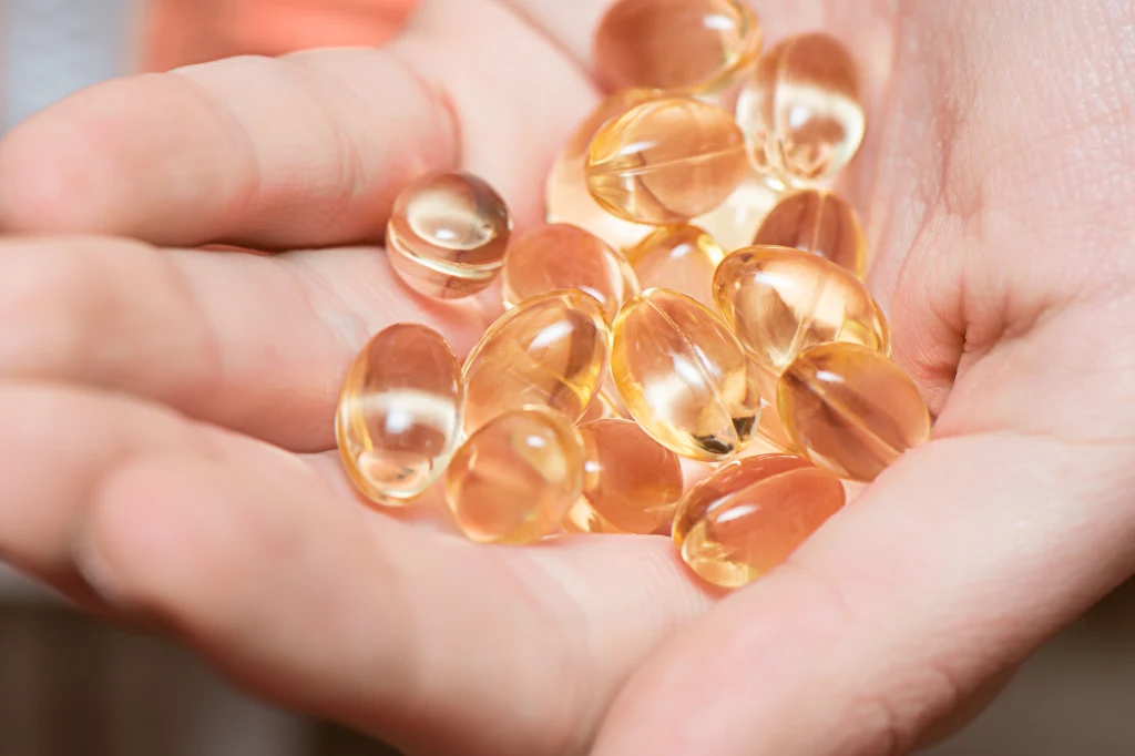 Niedobór witaminy D objawia się m.in. przewlekłym zmęczeniem, bólami mięśni i kości. Masz te objawy? Zrób badanie, bo winny może być niski poziom właśnie tego składnika 