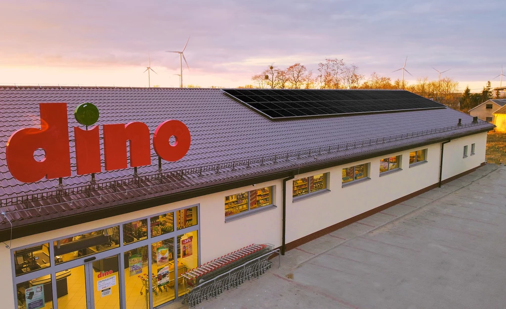 Spółka Esoleo wchodząca w skład Grupy Polsat Plus wykona 300 instalacji fotowoltaicznych na dachach sklepów sieci Dino Polska