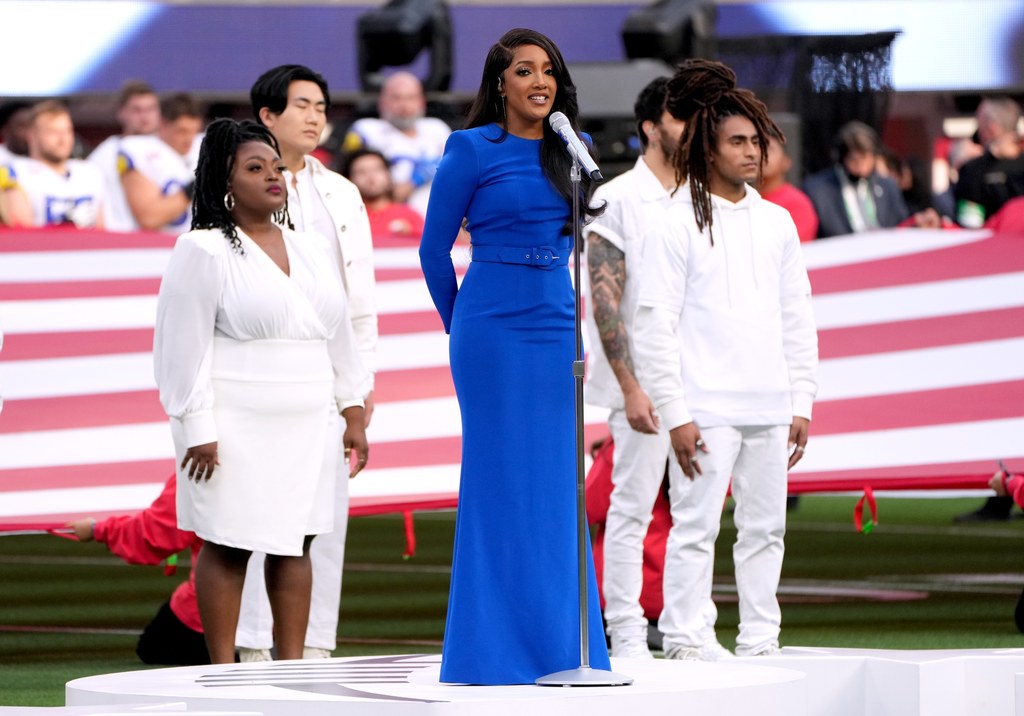 Mickey Guyton podczas wykonywania hymnu przed startem 56. Super Bowl