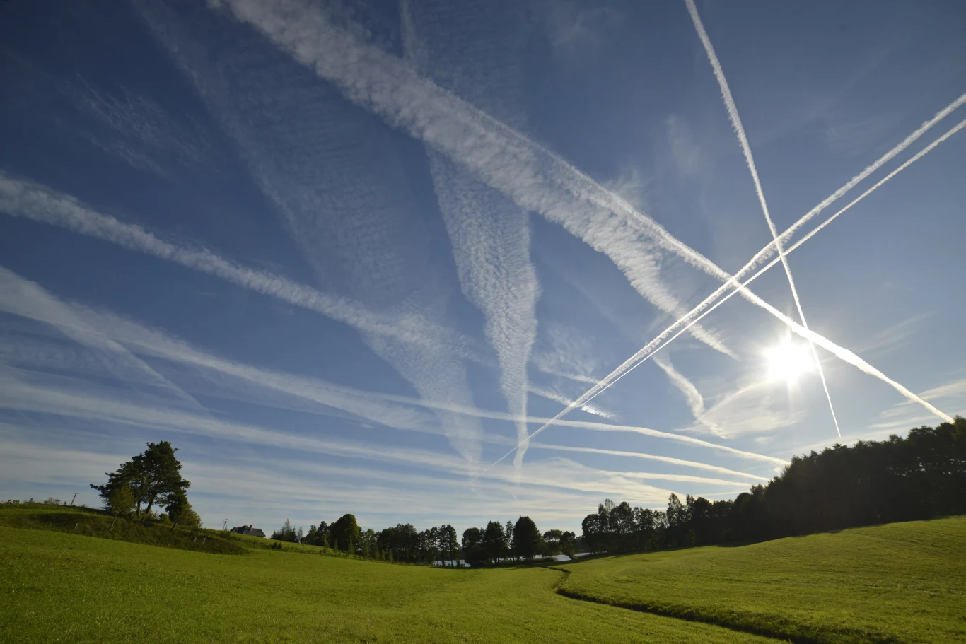 Smugi kondensacyjne zostawiane przez samoloty są problemem dla klimatu.