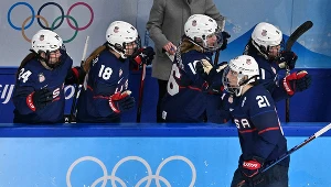 Hilary Knight cieszy się po golu