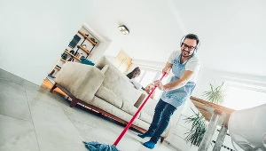 Ślady soli na kafelkach spędzają ci sen z powiek? Zrób zimowy płyn do podłóg, a zapomnisz o problemie