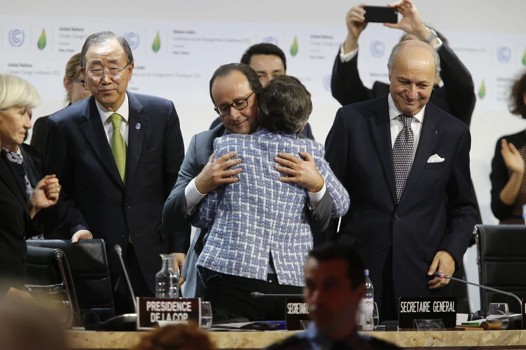 Ówczesna sekretarz wykonawcza Ramowej Konwencji Narodów Zjednoczonych w sprawie Zmian Klimatu (UNFCCC) Christiana Figueres i prezydent Francji Francois Hollande przytulają się po przyjęciu historycznego paktu w sprawie globalnego ocieplenia na konferencji klimatycznej COP21.
