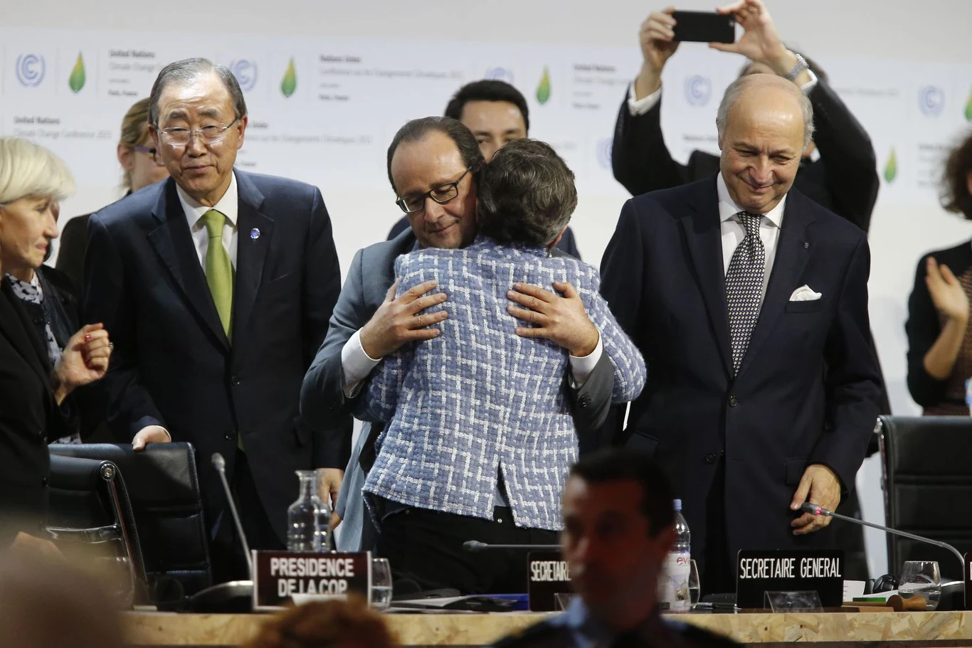 Ówczesna sekretarz wykonawcza Ramowej Konwencji Narodów Zjednoczonych w sprawie Zmian Klimatu (UNFCCC) Christiana Figueres i prezydent Francji Francois Hollande przytulają się po przyjęciu historycznego paktu w sprawie globalnego ocieplenia na konferencji klimatycznej COP21. Ówczesna sekretarz wykonawcza Ramowej Konwencji Narodów Zjednoczonych w sprawie Zmian Klimatu (UNFCCC) Christiana Figueres i prezydent Francji Francois Hollande przytulają się po przyjęciu historycznego paktu w sprawie globalnego ocieplenia na konferencji klimatycznej COP21.