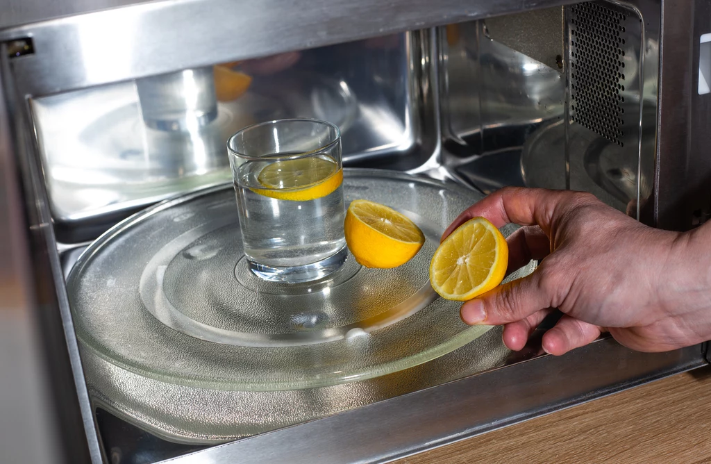 Cytryna pomoże wyczyścić kuchenkę mikrofalową