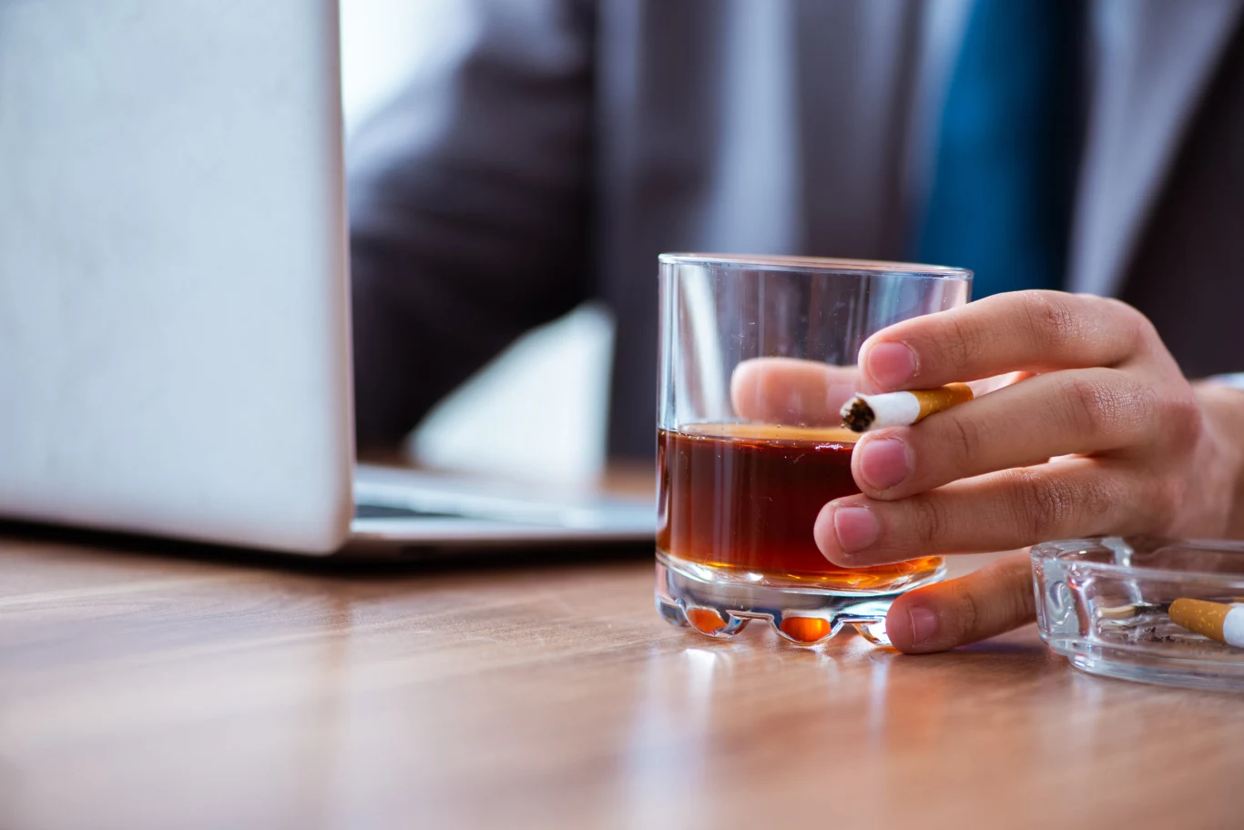 Jesteś uzależniony od serialu, social mediów, alkoholu lub papierosów? Specjaliści przenocują, że dzięki hipnozie z tym skończysz