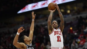 DeMar DeRozan (z prawej) w starciu z Keldonem Johnsonem