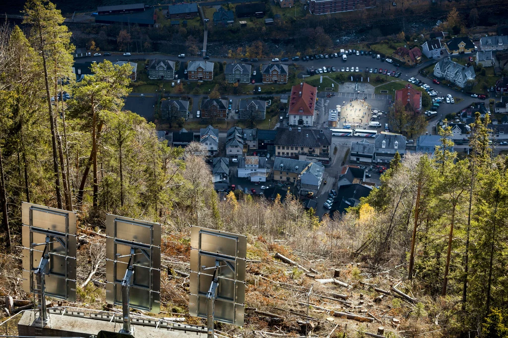 System heliostatów odbija promienie słoneczne, które oświetlają centrum Rjukan