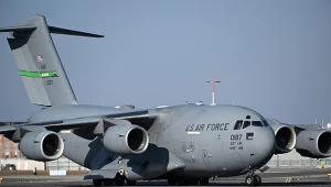 Samolot Boeing C-17 Globemaster III sił zbrojnych USA na lotnisku w podrzeszowskiej Jasionce