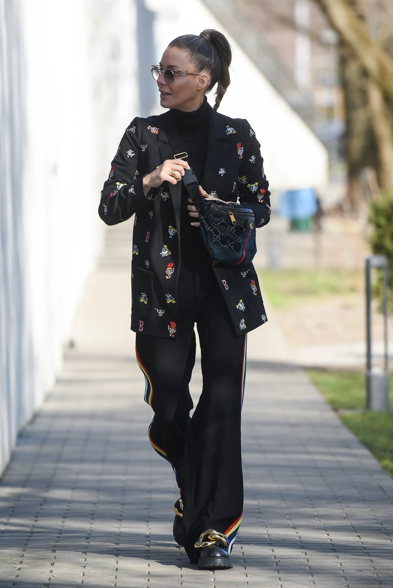 Małgorzata Rozenek w tęczowym dresie oraz marynarce w atomówki Małgorzata Rozenek w tęczowym dresie oraz marynarce w atomówki