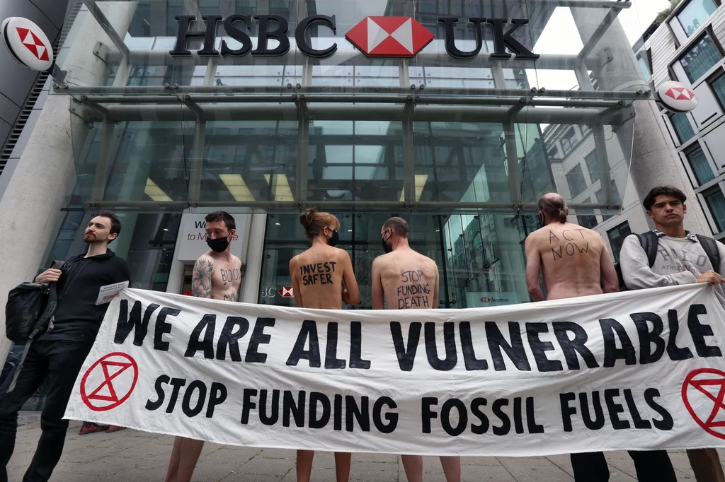 Protest grupy aktywistycznej Extinction Rebellion przed bankiem HSBC.