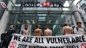 Protest grupy aktywistycznej Extinction Rebellion przed bankiem HSBC.