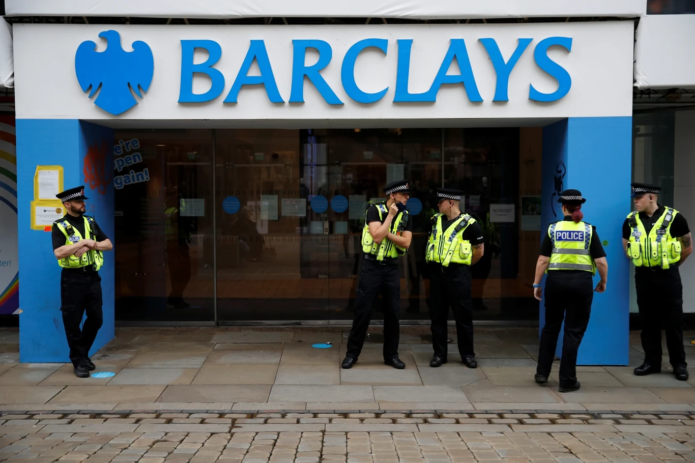 Bank Barclays pilnowany przez policję podczas protestu Extinction Rebellion. Bank Barclays pilnowany przez policję podczas protestu Extinction Rebellion.