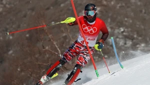 Michał Jasiczek na trasie slalomu podczas igrzysk Pekin 2022