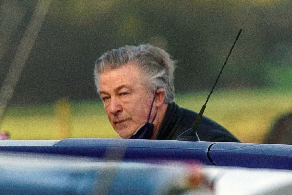 Alec Baldwin twierdzi, że broń sama wystrzeliła Alec Baldwin twierdzi, że broń sama wystrzeliła