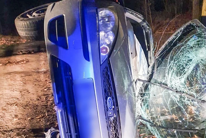 Samochód zatrzymał się na boku, a kierowca sam z niego wysiadł
