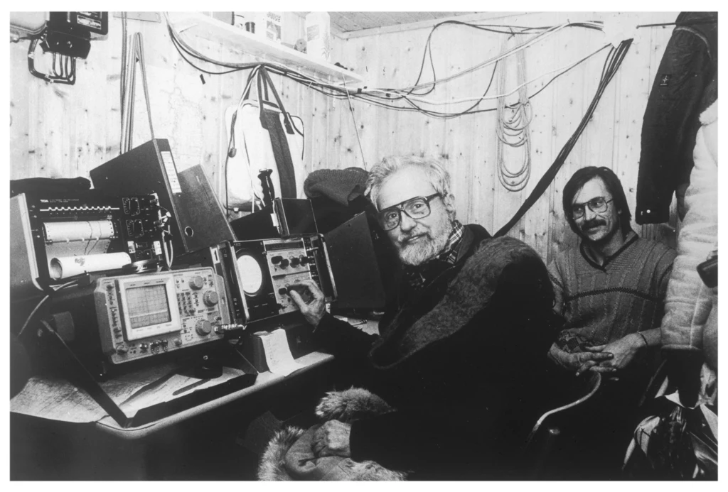 Znany amerykański astronom i ufolog Josef Allen Hynek (z lewej) i jeden z szefów "Projektu Hessdalen" Leif Haviki w 1985 r. 