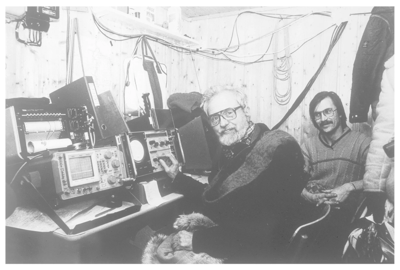 Znany amerykański astronom i ufolog Josef Allen Hynek (z lewej) i jeden z szefów "Projektu Hessdalen" Leif Haviki w 1985 r. Znany amerykański astronom i ufolog Josef Allen Hynek (z lewej) i jeden z szefów "Projektu Hessdalen" Leif Haviki w 1985 r.