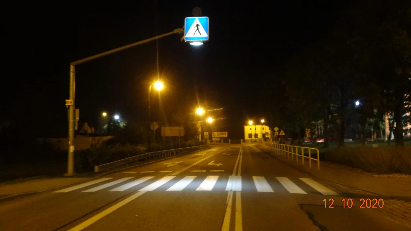 Oświetlone przejścia wielokrotnie zwiększa szansę dostrzeżenia pieszych, którzy nagminnie lekceważą obowiązek noszenia odblasków