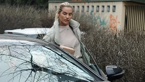 Karolina Gilon i jej samochód