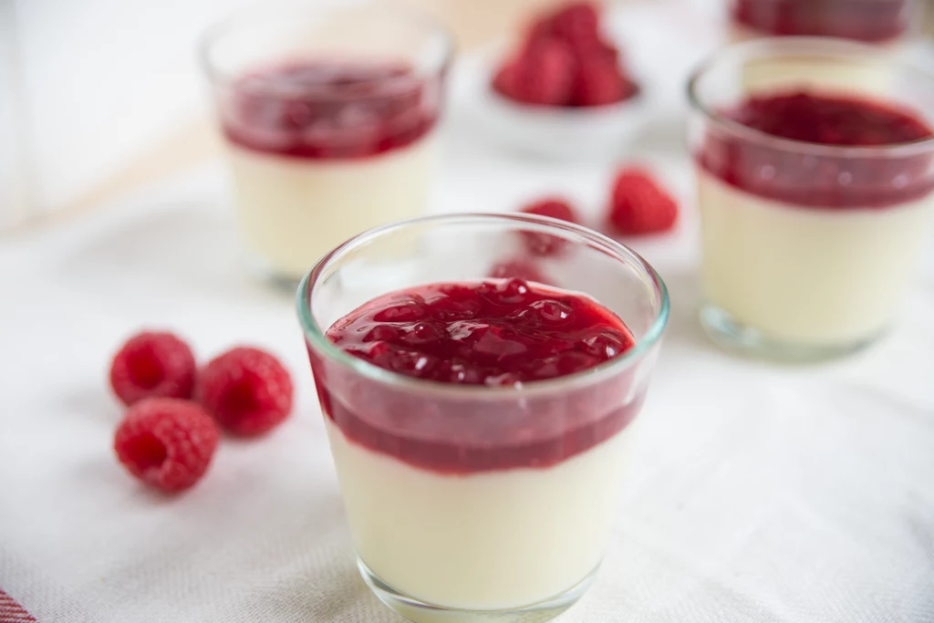 Laurowa panna cotta z wiśniami to oryginalny pomysł na ten klasyczny deser