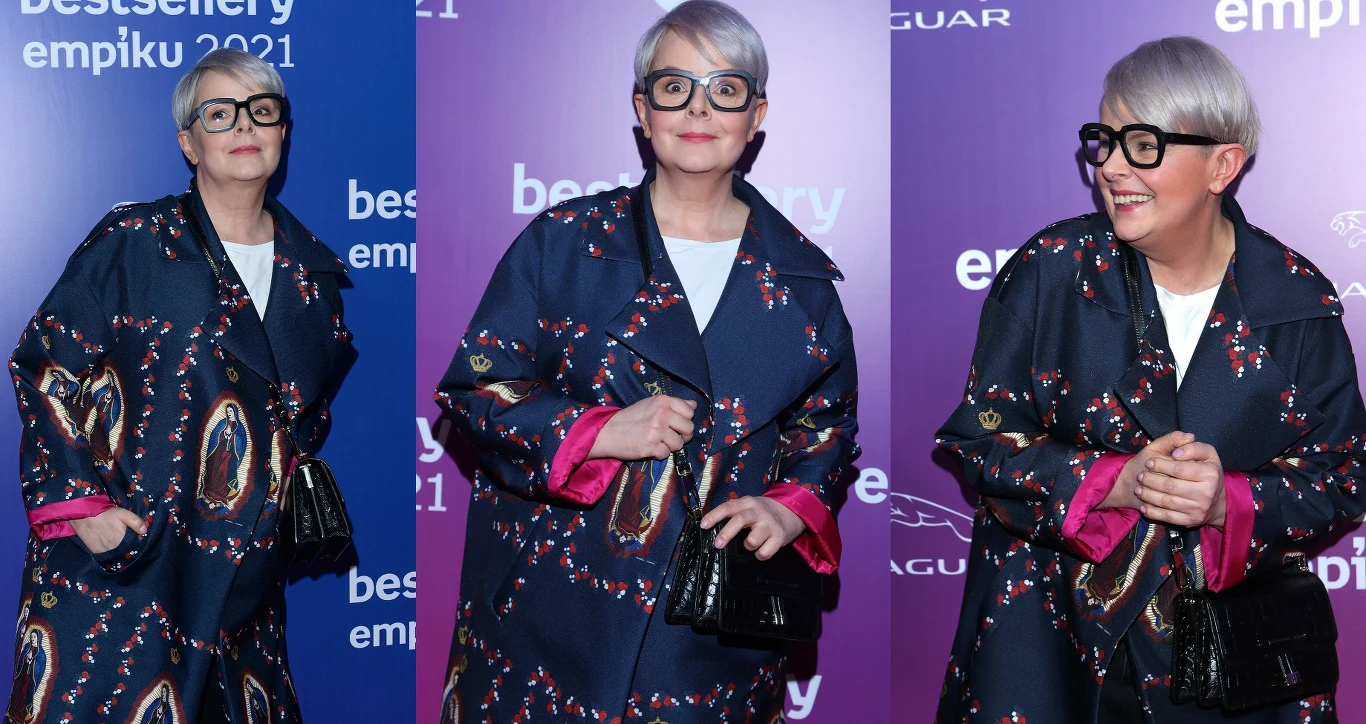 Karolina Korwin Piotrowska w płaszczu z wizerunkiem Maryi