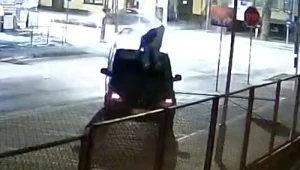 Mężczyzna nie potrafił wyjaśnić, dlaczego wszedł na dach auta