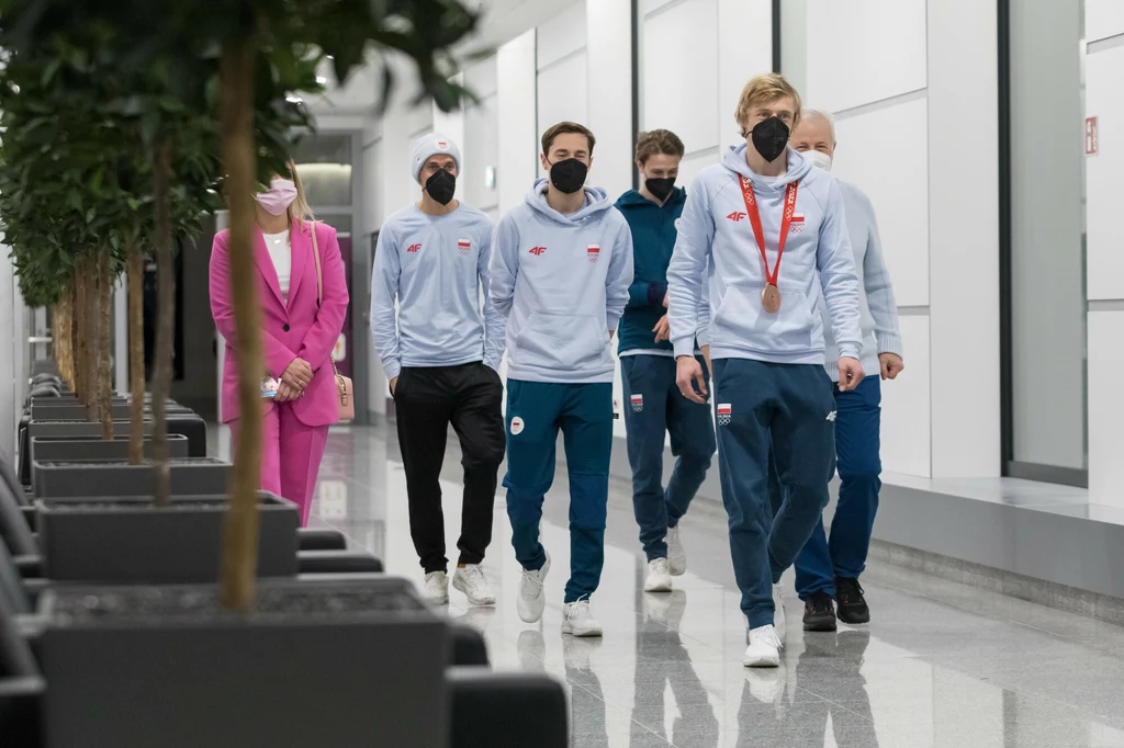 Piotr Żyła, Kamil Stoch, Paweł Wąsek, Apoloniusz Tajner, Dawid Kubacki po przylocie do Polski z igrzysk olimpijskich w Pekinie Piotr Żyła, Kamil Stoch, Paweł Wąsek, Apoloniusz Tajner, Dawid Kubacki po przylocie do Polski z igrzysk olimpijskich w Pekinie